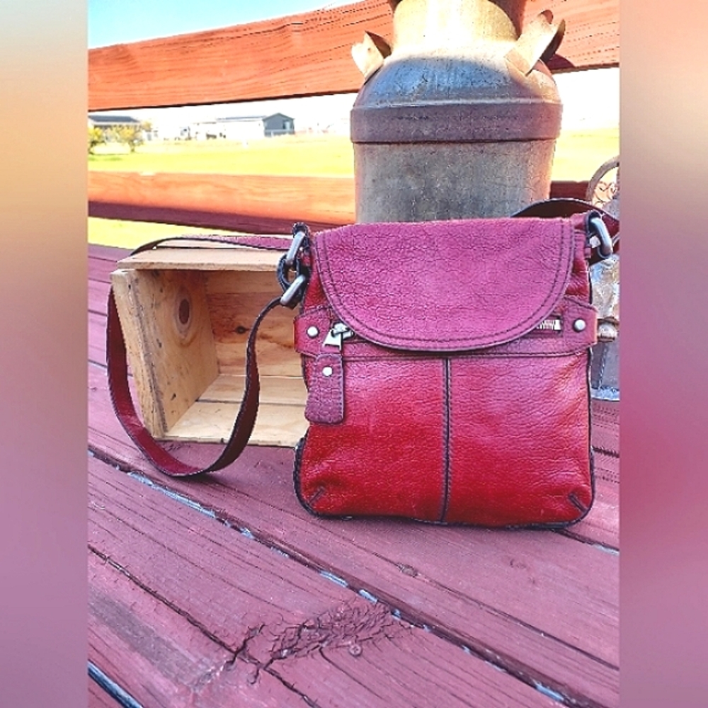 RED FOSSIL CROSDBODY/SHOULDER BAG